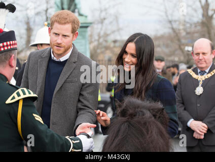 Le Prince Harry et sa fiancée , actrice américaine Meghan Markle, salles de la foule à l'extérieur du Château d'Édimbourg le 13 février 2018 Banque D'Images
