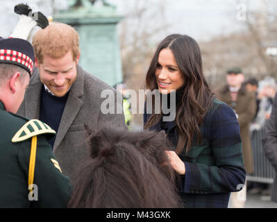 Le Prince Harry et sa fiancée , actrice américaine Meghan Markle, salles de la foule à l'extérieur du Château d'Édimbourg le 13 février 2018 Banque D'Images