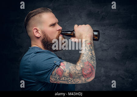 Un homme boire de la bière. Banque D'Images