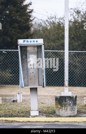 Cabine téléphonique abandonnés. Téléphone est manquant. Banque D'Images