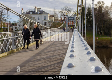 Deux femme traversant le pont de Queens Park à Chester. Le pont franchit la rivière Dee et est une attraction touristique populaire. Banque D'Images