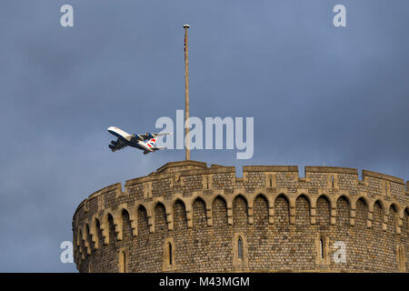 Un BA380 / avion / avion / vol de l'aéroport d'Heathrow passant sur la tour ronde du château de Windsor pendant la montée après le décollage. Banque D'Images