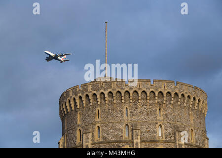 Un BA380 / avion / avion / vol de l'aéroport d'Heathrow passant sur la tour ronde du château de Windsor pendant la montée après le décollage. Banque D'Images