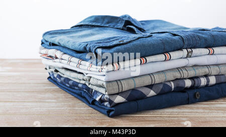 Pile de vêtements sur la table en bois Banque D'Images