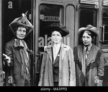 EMMELINE PANKHURST à gauche avec ses filles Sylvain Sylvia au centre et la gare de Waterloo, Londres le 4 octobre 1911. Emmeline est parti pour l'un d'une série de conférences au Canada et d'Amérique. La photo a été prise par l'agence américaine Baines Photo Service. Banque D'Images