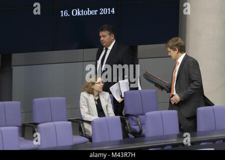 Livraison d'une déclaration gouvernementale par Merkel à Bundestag Banque D'Images