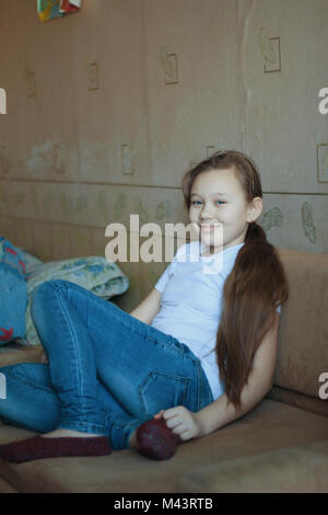 Adolescentes 12-ans à la maison repose sur canapé Banque D'Images
