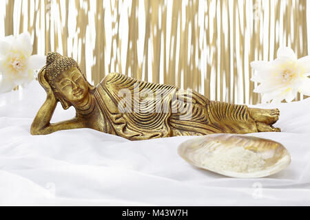 Accessoires de salle de bain avec Bouddha couché d'or Banque D'Images