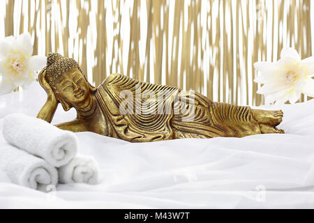 Accessoires de salle de bain avec Bouddha couché d'or Banque D'Images