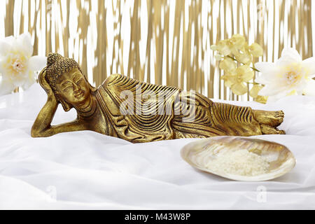 Accessoires de salle de bain avec Bouddha couché d'or Banque D'Images