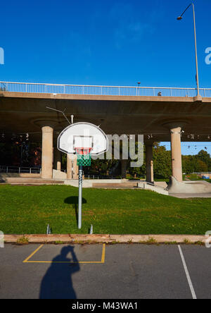 Ombre de photographe sur un terrain de basket-ball, Ralambshovsparken, Kungsholmen, Stockholm, Suède, Scandinavie. Banque D'Images