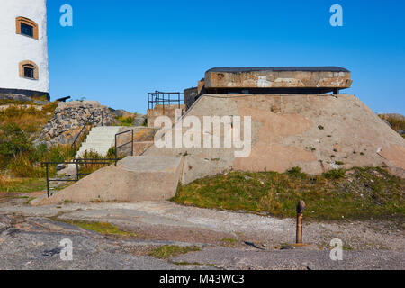 Bunker de la batterie Landsort utilisée pour dissuader d'invasion PENDANT LA SECONDE GUERRE MONDIALE et la guerre froide et Oja phare, Landsort (), archipel de Stockholm, Suède Banque D'Images