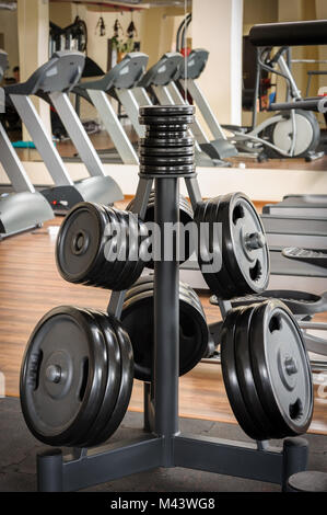 Les plaques dans le rack d'Haltères fitness Banque D'Images