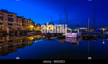 Vue de différents bateaux de pêche et de plaisance reflète dans l'eau comme miroir à Sutton Harbour sur l'historique de Plymouth Barbican. Banque D'Images