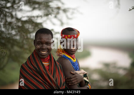 Les Karo homme et femme vy de la rivière Omo, dans le sud de l'Éthiopie. Banque D'Images