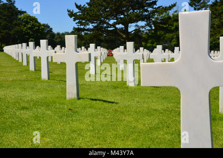 Cimetière militaire américain de Colleville-sur-Mer, France. Vue arrière de croix blanches des soldats américains tués au cours de débarquement en Normandie WW2. Banque D'Images
