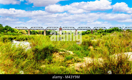 Pont en treillis de fer sur la Rivière Sabie à Skukuza Rest Camp dans le parc national Kruger en Afrique du Sud Banque D'Images