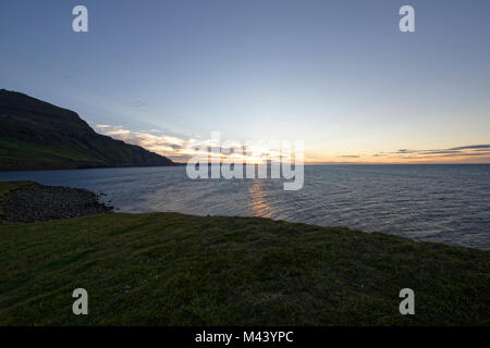 Unbewohnte isländische Drangey ist eine Insel, die in der Mitte des Fjordes gelegen Skagafjörður. Banque D'Images