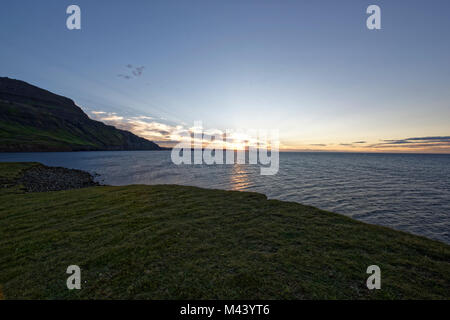 Unbewohnte isländische Drangey ist eine Insel, die in der Mitte des Fjordes gelegen Skagafjörður. Banque D'Images