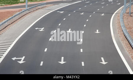 Courbe d'un grand vide nouvelle autoroute à trois voies Banque D'Images