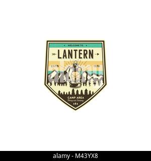 Camping et randonnées vintage badge. Explorer la montagne label. Conception de logo de l'aventure de plein air avec la lanterne. Billet et insigne hipster. Camping sauvage, emblème de la forêt. Randonnée, sac à dos. Vecteur Stock Illustration de Vecteur