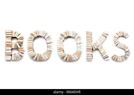 BOOKS mot formé à partir de livres, tourné à partir de ci-dessus sur fond blanc Banque D'Images