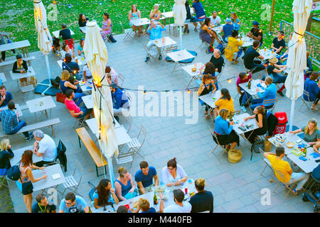 TOULOUSE, FRANCE - 13 août 2017 : les gens à s street restaurant à Toulouse, France. Toulouse est une ville dans le sud-ouest de la France, à proximité des Pyrénées, c Banque D'Images