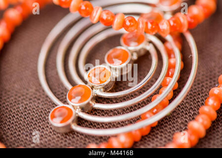 Serdolik (cornaline) collier en pierre portant sur lin brun naturel. Yashma, Jasper orange, onyx pierres précieuses autour. La guérison, puissante énergie f Banque D'Images