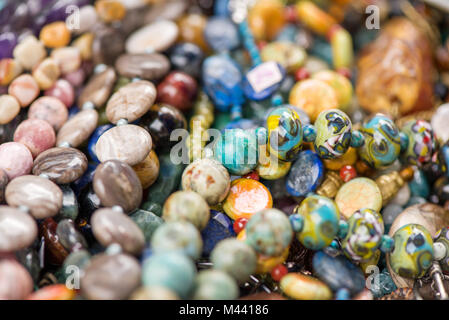 Plan Macro sur rhodochrosite pierre, Jasper, verre, hrizokola des pierres. Gemstone bracelets et colliers d'affilée. La guérison, l'énergie puissante de crystal th Banque D'Images