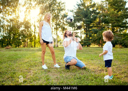 Jeu de famille avec une balle dans le parc. Banque D'Images