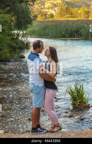 un couple solitaire et jeune amoureux lors d'un voyage dans une réserve naturelle. Abruzzes, Italie Banque D'Images