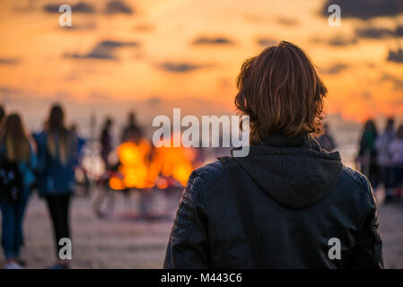 Symbole D Amour Lampes En Forme De Chaleur Sur Fond De Couleur Or Photo Stock Alamy