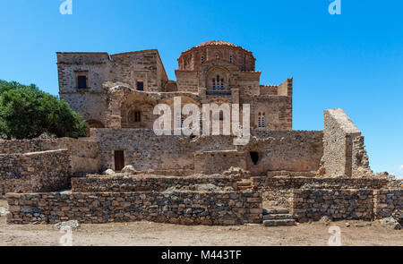 L'église de Sainte-sophie (ou Agia Sophia ) se dresse sur le point le plus élevé de Monemvasia, Grèce. Il a été créé à l'origine en 1149. Banque D'Images