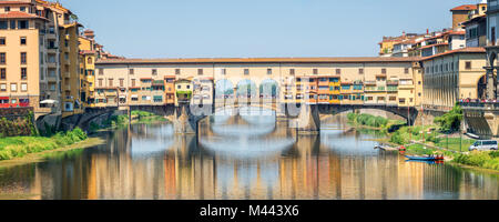 Le Ponte Vecchio sur l'Arno à Florence, Toscane, Italie Banque D'Images