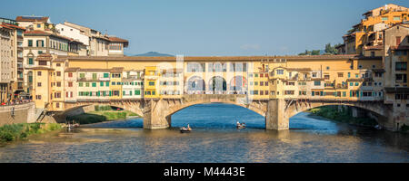 Le Ponte Vecchio sur l'Arno à Florence, Toscane, Italie Banque D'Images