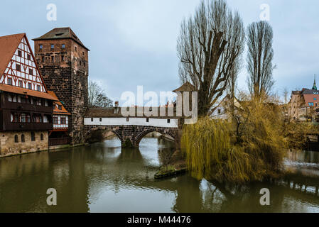 La fleur (Henkersteg Bridge), un pont sur la rivière Pegnitz à Nuremberg (Nürnberg), l'Allemagne, construite en 1457. Photo prise à partir de Maxbrücke. Banque D'Images