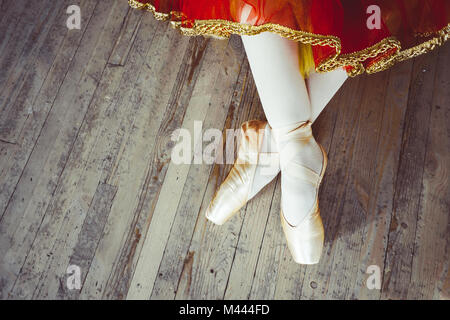 Belles jambes de jeune ballerine qui met sur les pointes à l'étage en bois blanc, arrière-plan, Vue de dessus du dessus avec copie espace. La pratique de ballet. Bea Banque D'Images