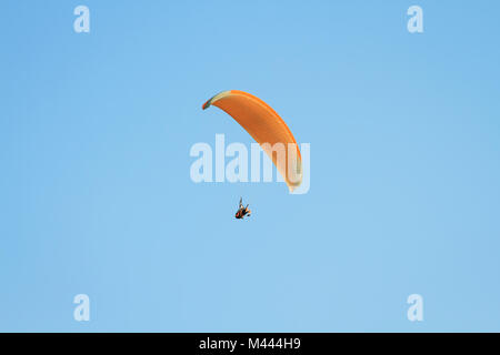 Parachute contre ciel bleu clair Banque D'Images