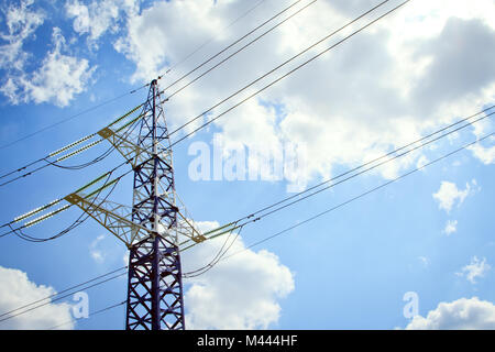 Tours de haute tension avec le fond de ciel Banque D'Images