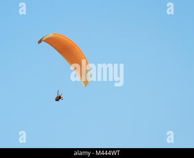 Parachute contre ciel bleu clair Banque D'Images