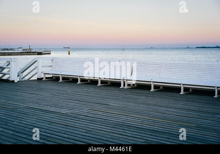 Une soirée sereine avec pleine lune à Sopot Pier, Pomeranian, Pologne Banque D'Images