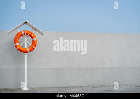 Bouée orange sur la jetée Banque D'Images