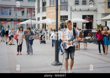 SOPOT, Pologne - 10 septembre 2016 : Street musician playing guitar vivent dans les rues d'un centre de villégiature dans l'Est de l'Occidentale Banque D'Images