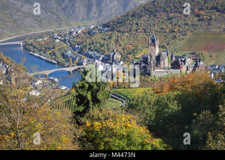 Vue sur Château Chochem en automne et de la Moselle à Cochem,Allemagne,France, Banque D'Images