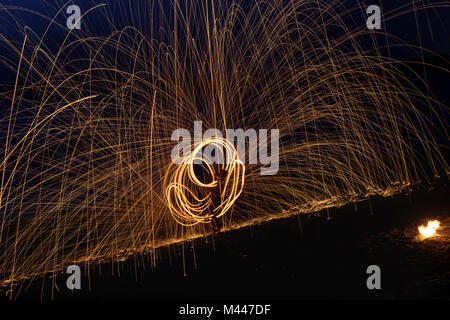 Photo de nuit,danse,danse du feu avec des torches sur la plage,La Playa,Valle Gran Rey, La Gomera,Canaries, Espagne Banque D'Images