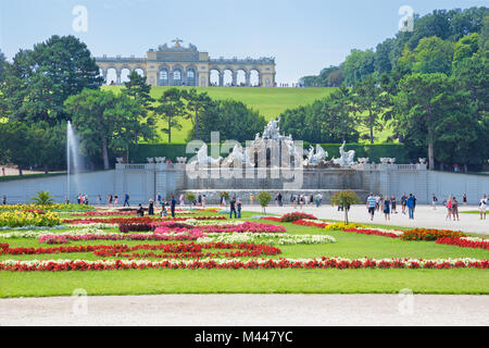 Vienne, Autriche - 30 juillet 2014 : Le château de Schönbrunn - Chapelle du château et jardin et fontaine de Neptune. Banque D'Images