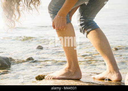 Portrait de femme pieds nus sur les roches Banque D'Images