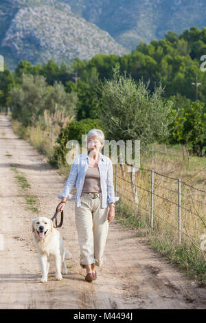 Portrait of senior woman walking dog pet Banque D'Images