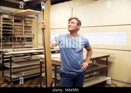 L'homme à l'atelier, l'inspection des skis Banque D'Images