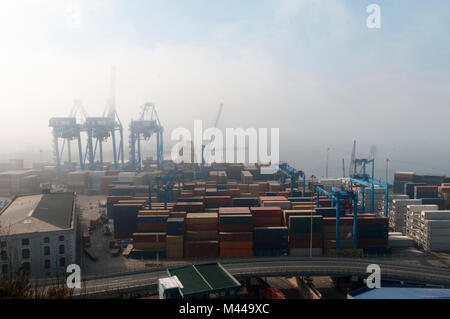 Les contenants d'expédition et de grues portuaires sur dans la brume, Valparaiso, Chili Banque D'Images